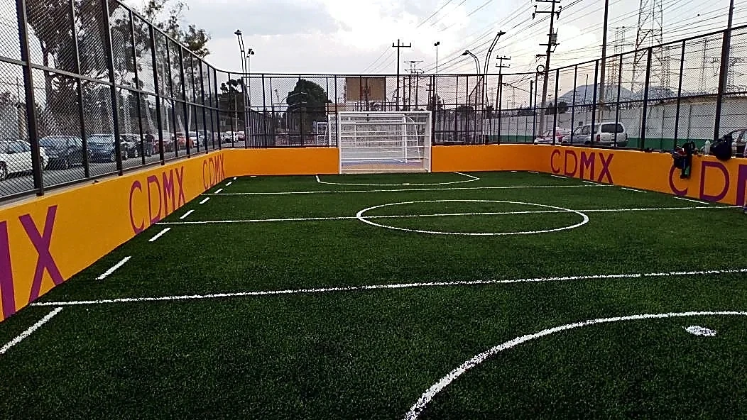 Cancha de fútbol rápido con pasto sintético en Iztapalapa, Ciudad de México: líneas de juego insertadas en el pasto
