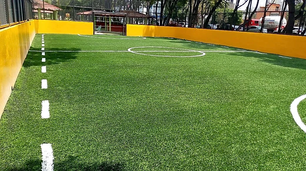 Cancha de fútbol rápido con pasto sintético en Venustiano Carranza, Ciudad de México: pasto sintético deportivo recién cepillado