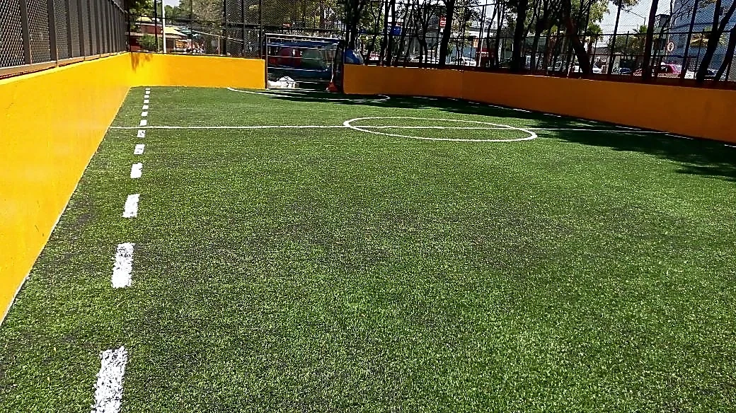 Detalle del pasto sintético de la cancha de fútbol rápido en Venustiano Carranza, Ciudad de México
