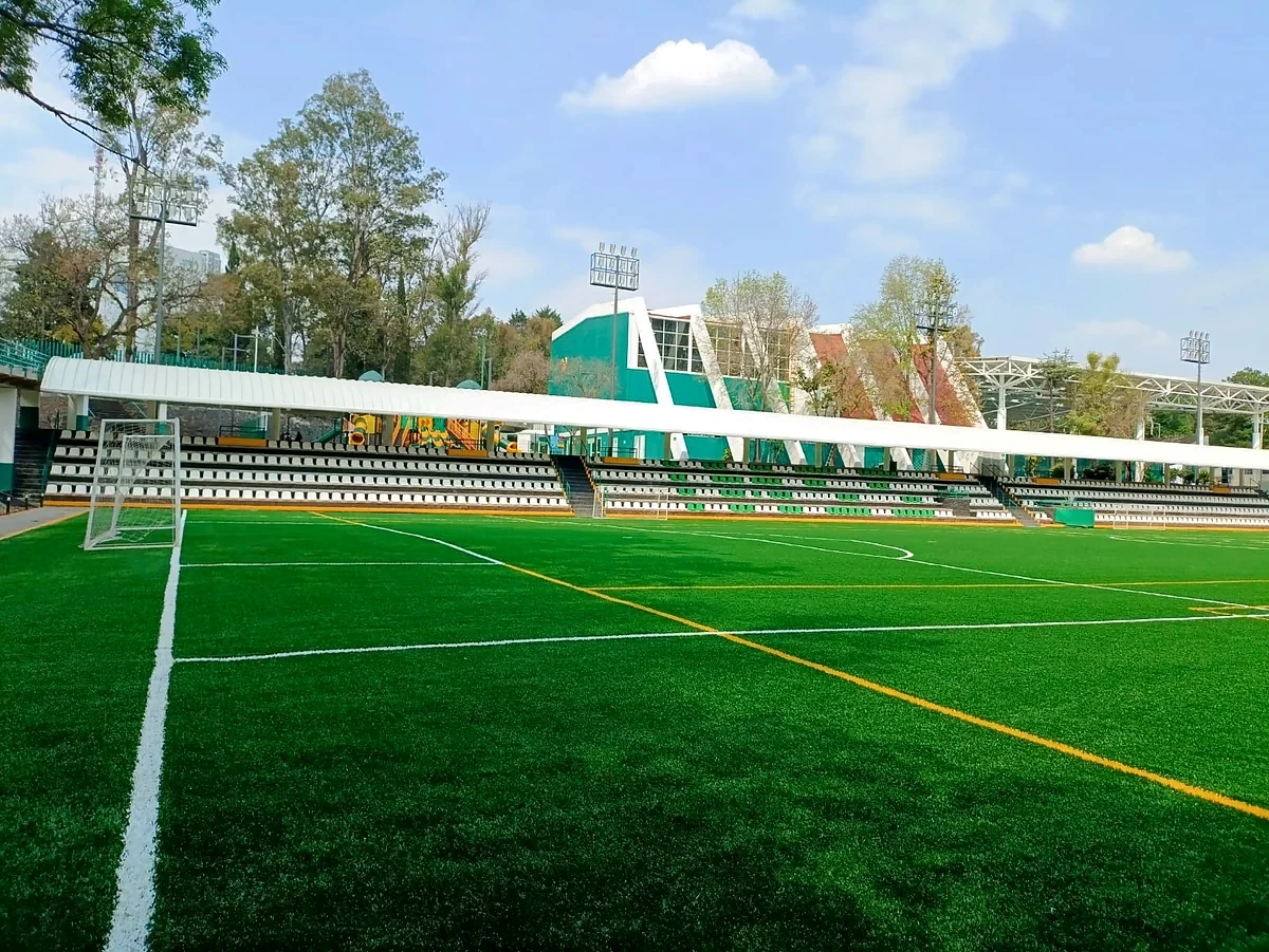 Cancha de fútbol soccer con pasto sintético en Unidad Deportiva Independencia, Magdalena Contreras, Ciudad de México: otra vista de la cancha