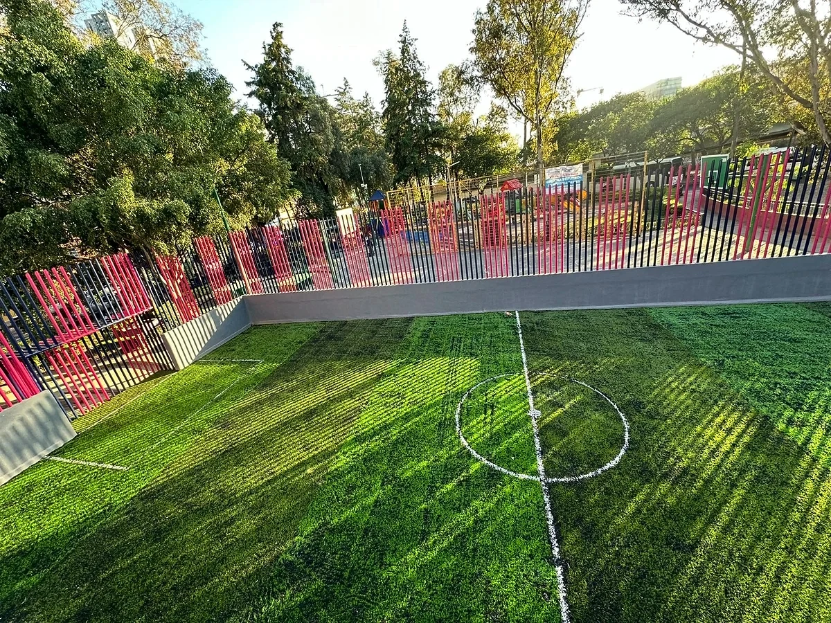 Cancha de minifútbol con pasto sintético en Mansur, Miguel Hidalgo, Ciudad de México: líneas insertadas en el pasto