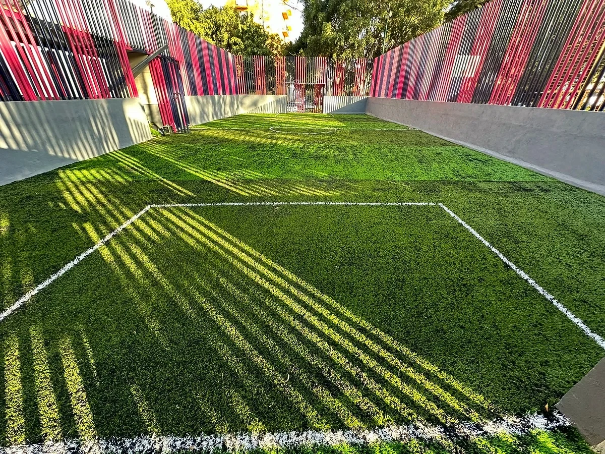 Detalle del pasto sintético de la cancha de minifútbol en Miguel Hidalgo, Ciudad de México