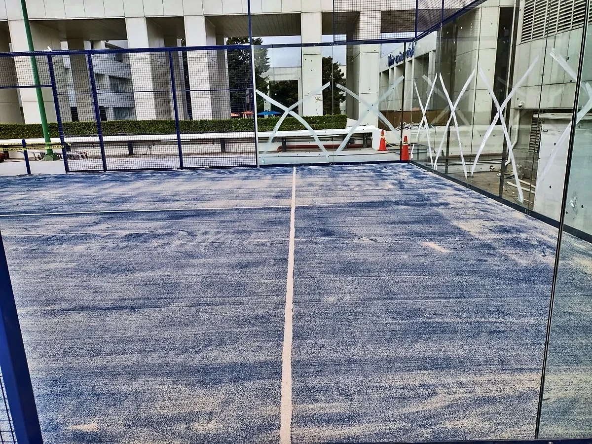 Cancha de pádel con pasto sintético en Coyoacán, Ciudad de México: pasto sintético y líneas de juego