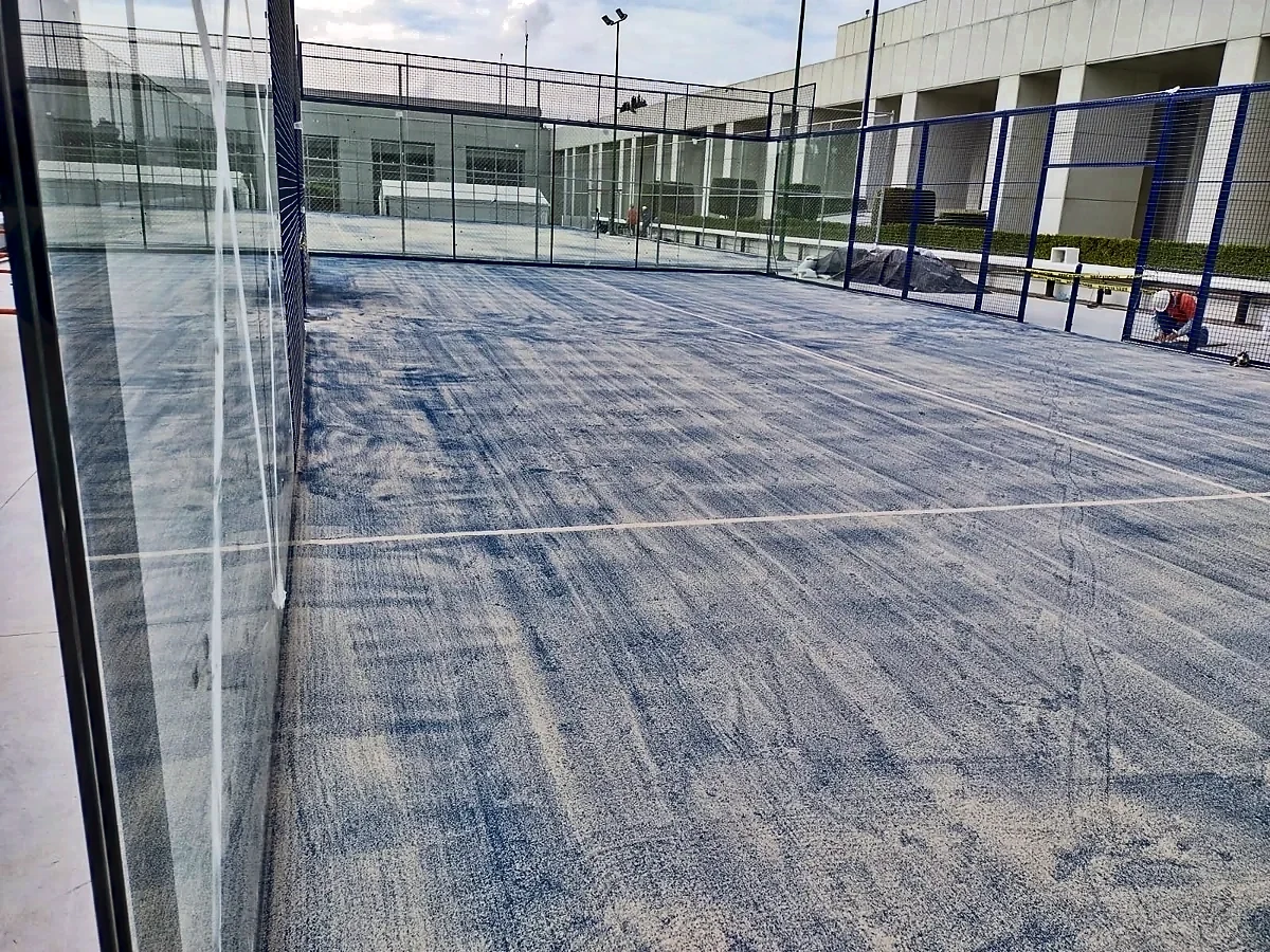 Cancha de pádel con pasto sintético en Coyoacán, Ciudad de México: otra vista de la cancha