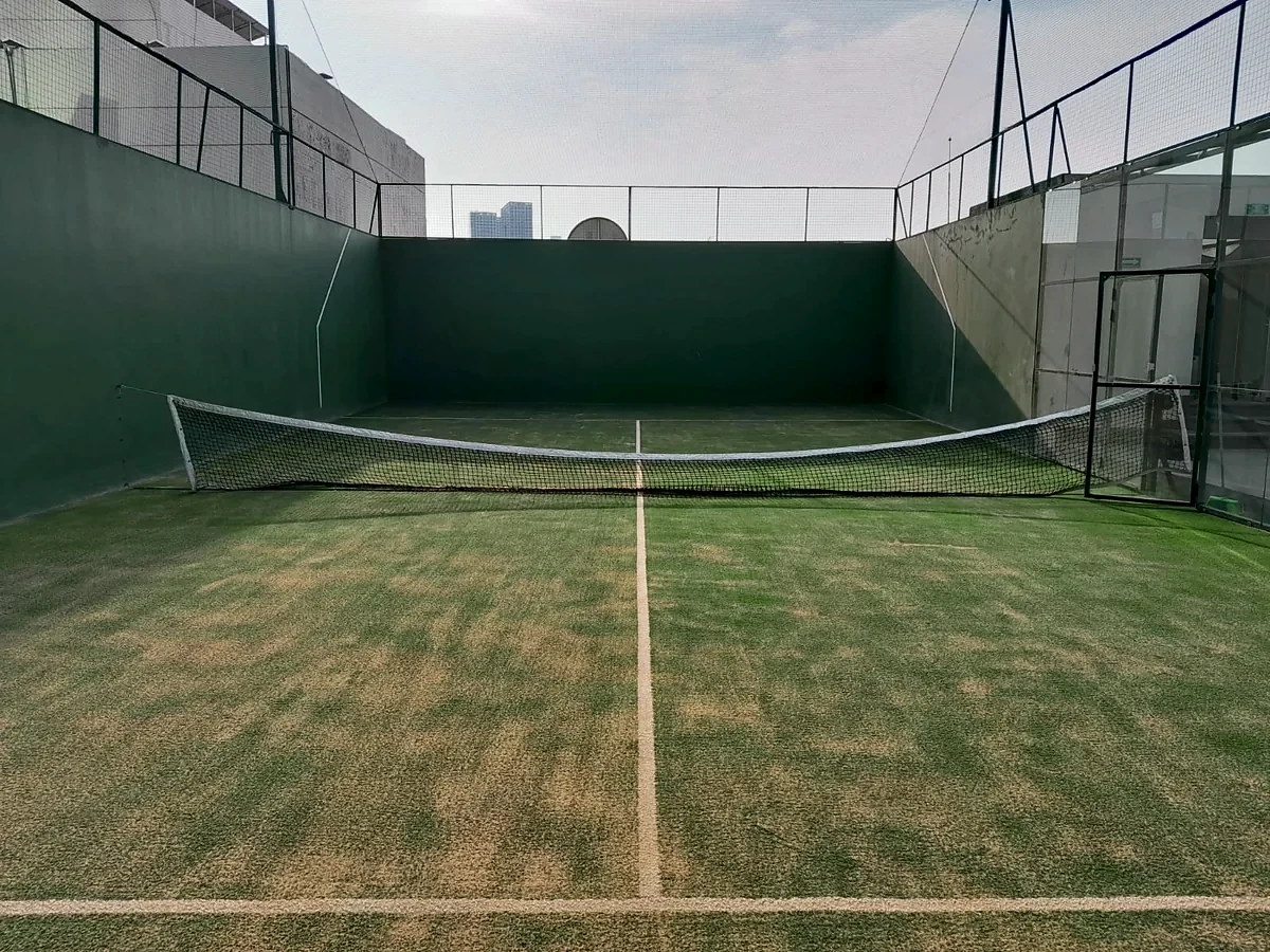 Cancha de pádel con pasto sintético en Miguel Hidalgo, Ciudad de México: pasto sintético y líneas de juego