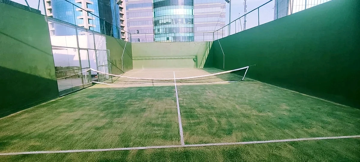 Detalle del pasto sintético de la cancha de pádel en Miguel Hidalgo, Ciudad de México