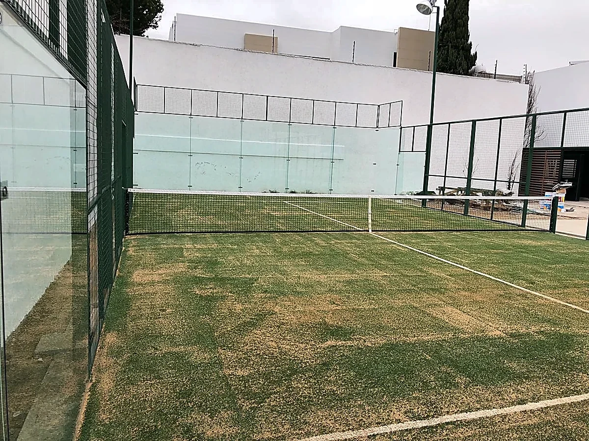 Detalle del pasto sintético de la cancha de pádel en Miguel Hidalgo, Ciudad de México