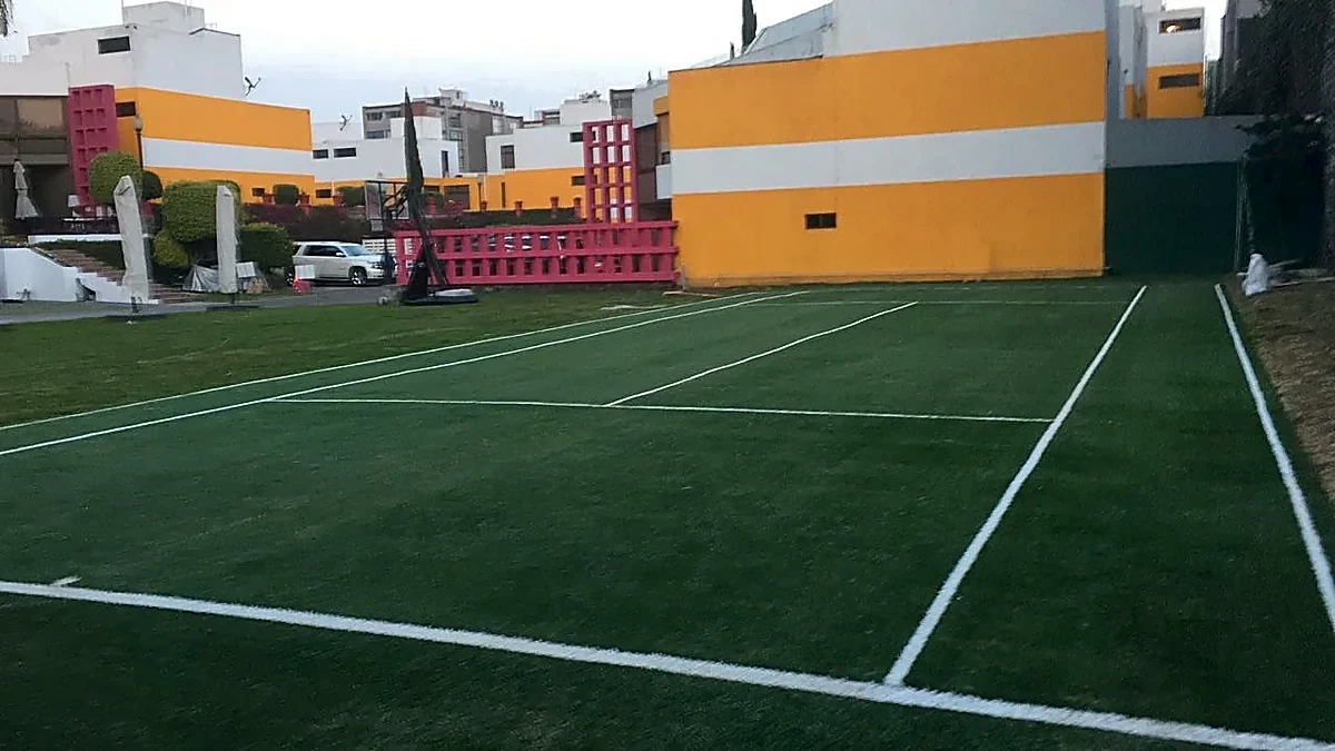 Detalle del pasto sintético de la cancha de tenis en Coyoacán, Ciudad de México