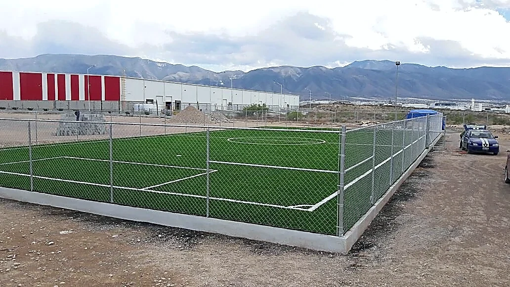 Cancha de fútbol 5 con pasto sintético en Parque Industrial Server, Ramos Arizpe, Coahuila: la cancha desde la línea lateral