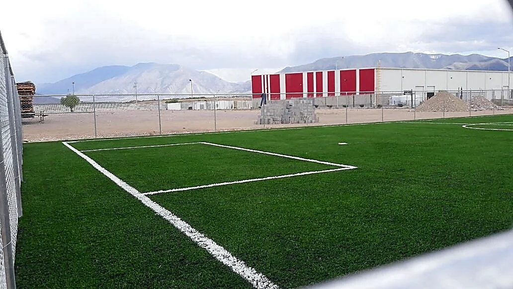 Cancha de fútbol 5 con pasto sintético en Parque Industrial Server, Ramos Arizpe, Coahuila: pasto sintético deportivo recién cepillado