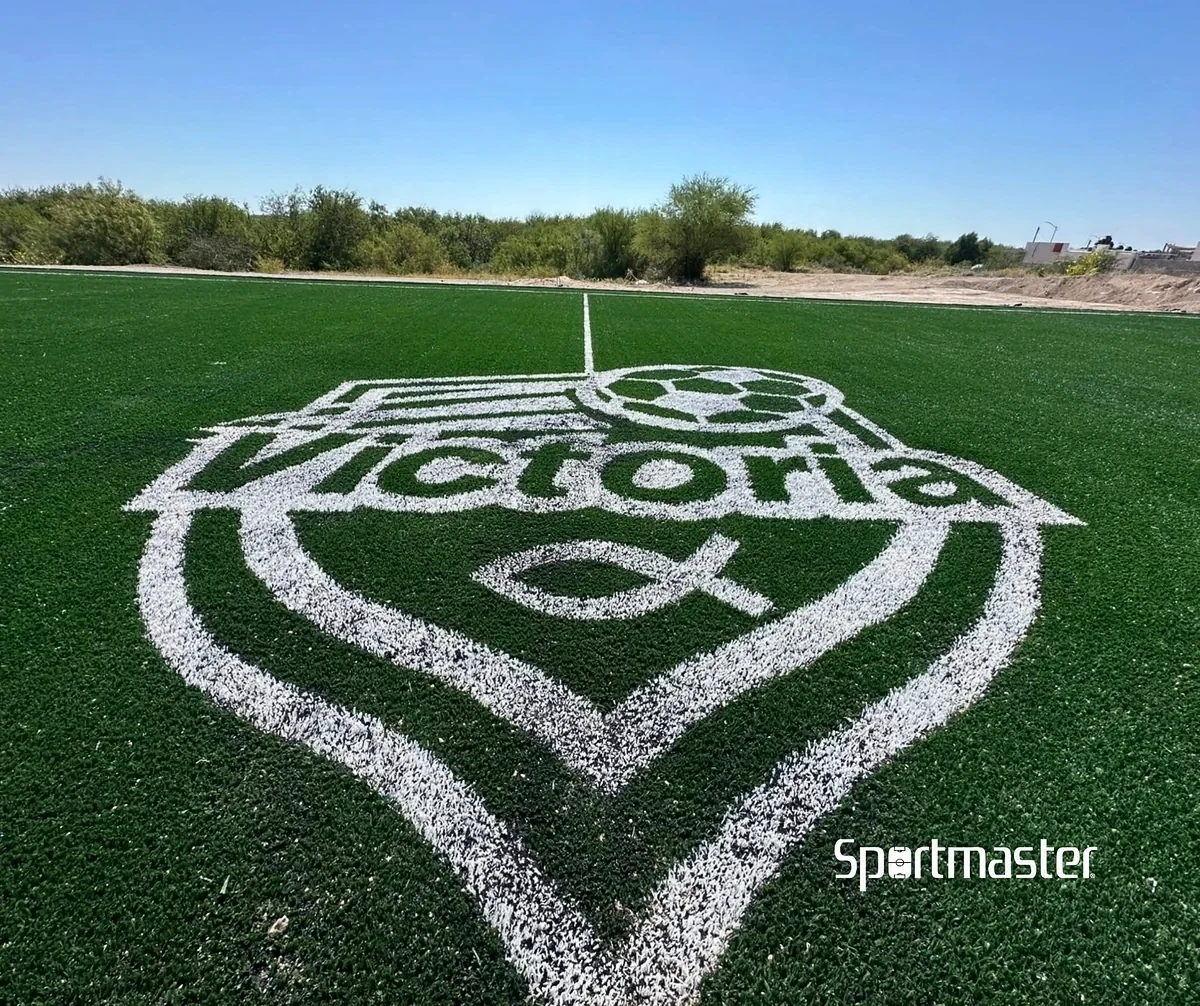 Cancha de fútbol 7 con pasto sintético en Deportivo Biblioteca VID, Piedras Negras, Coahuila: líneas de juego insertadas en el mismo pasto