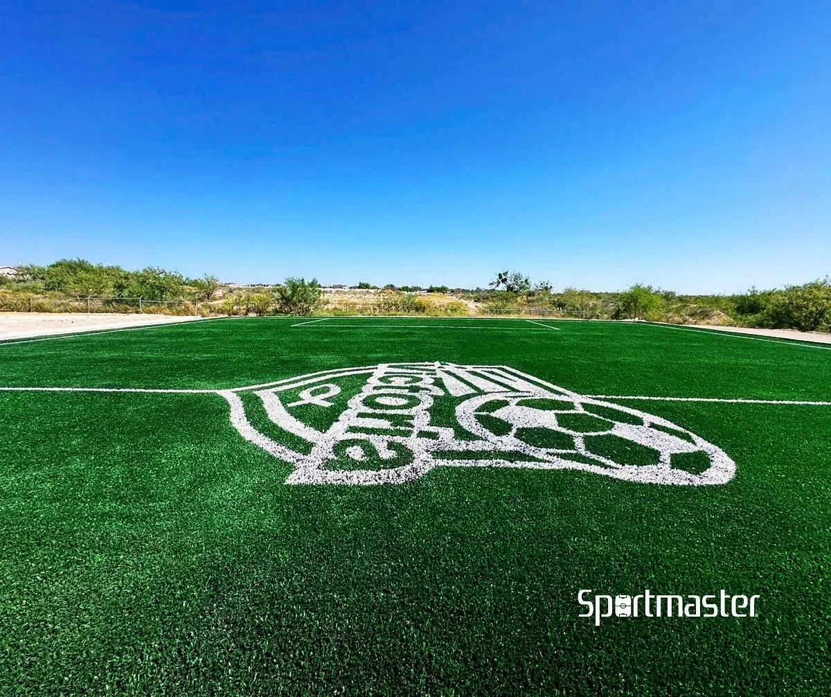 Detalle del pasto sintético de la cancha de fútbol 7 en Piedras Negras, Coahuila