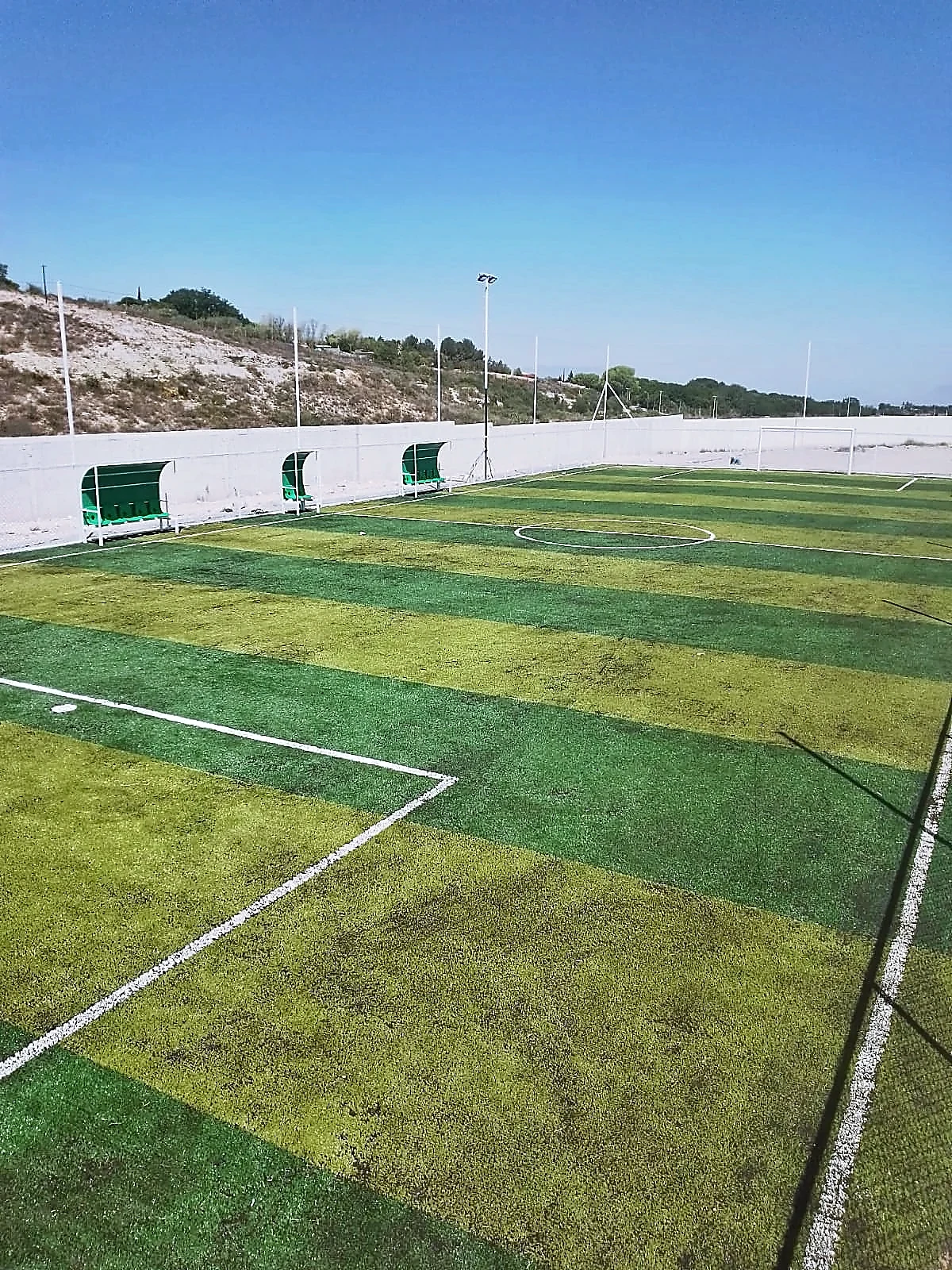 Cancha de fútbol 7 con pasto sintético en Fraccionamiento Santa Elena Residencial, Arteaga, Coahuila: otra vista de la cancha de fútbol 7