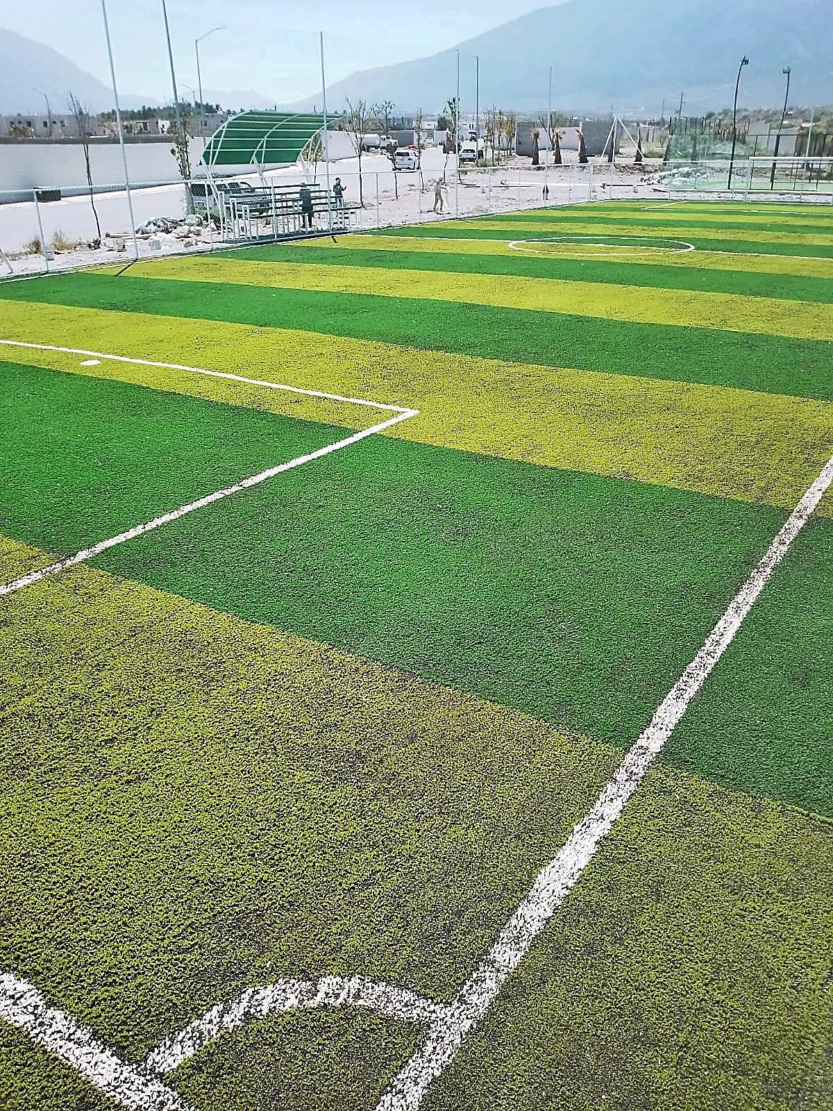 Cancha de fútbol 7 con pasto sintético en Fraccionamiento Santa Elena Residencial, Arteaga, Coahuila: la cancha desdel fondo