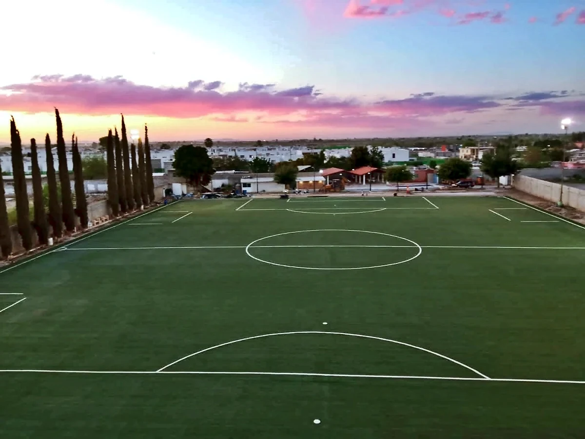 Cancha de fútbol soccer con pasto sintético en La Guardia Soccer Academy, Torreón, Coahuila: la cancha desde la línea lateral