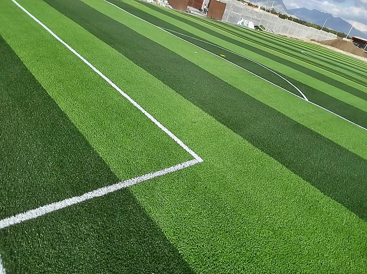 Cancha de fútbol soccer con pasto sintético en Saltillo, Coahuila: líneas de juego insertadas en el pasto