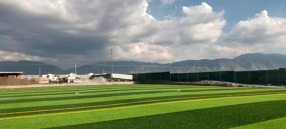 Cancha de fútbol soccer con pasto sintético en Saltillo, Coahuila: la cancha desdel fondo