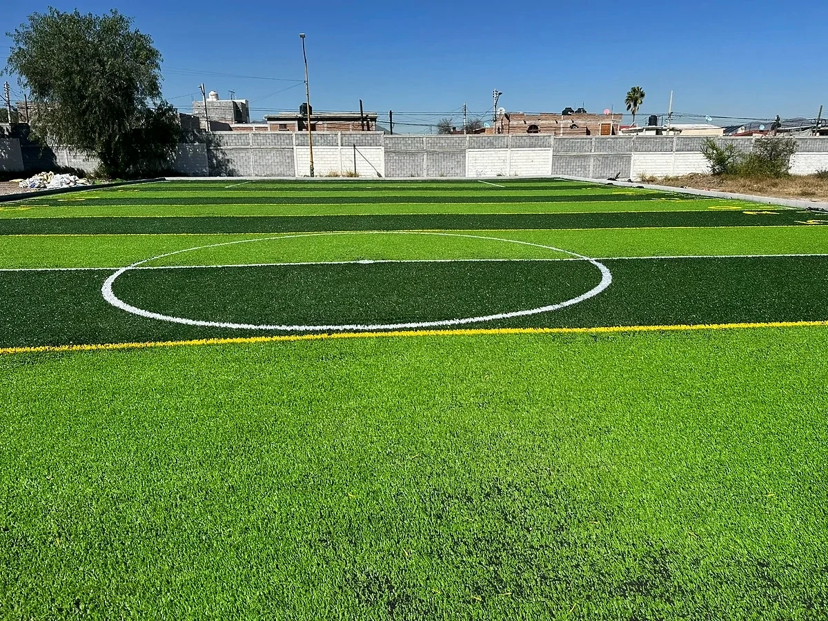 Cancha de tochito con pasto sintético en CBTIS 97, Saltillo, Coahuila: yardas y números insertados en el pasto