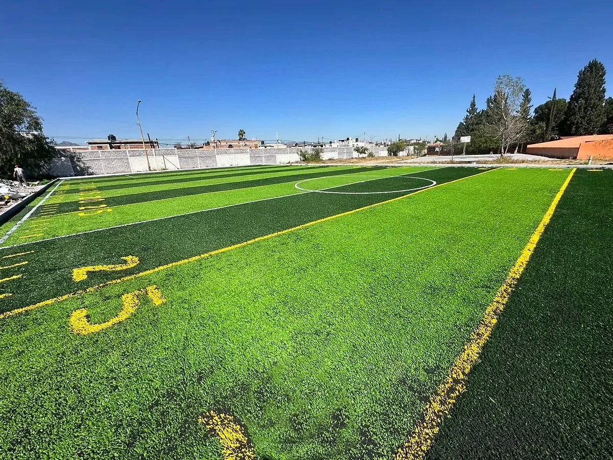 Cancha de tochito con pasto sintético en CBTIS 97, Saltillo, Coahuila: la cancha desde la línea lateral