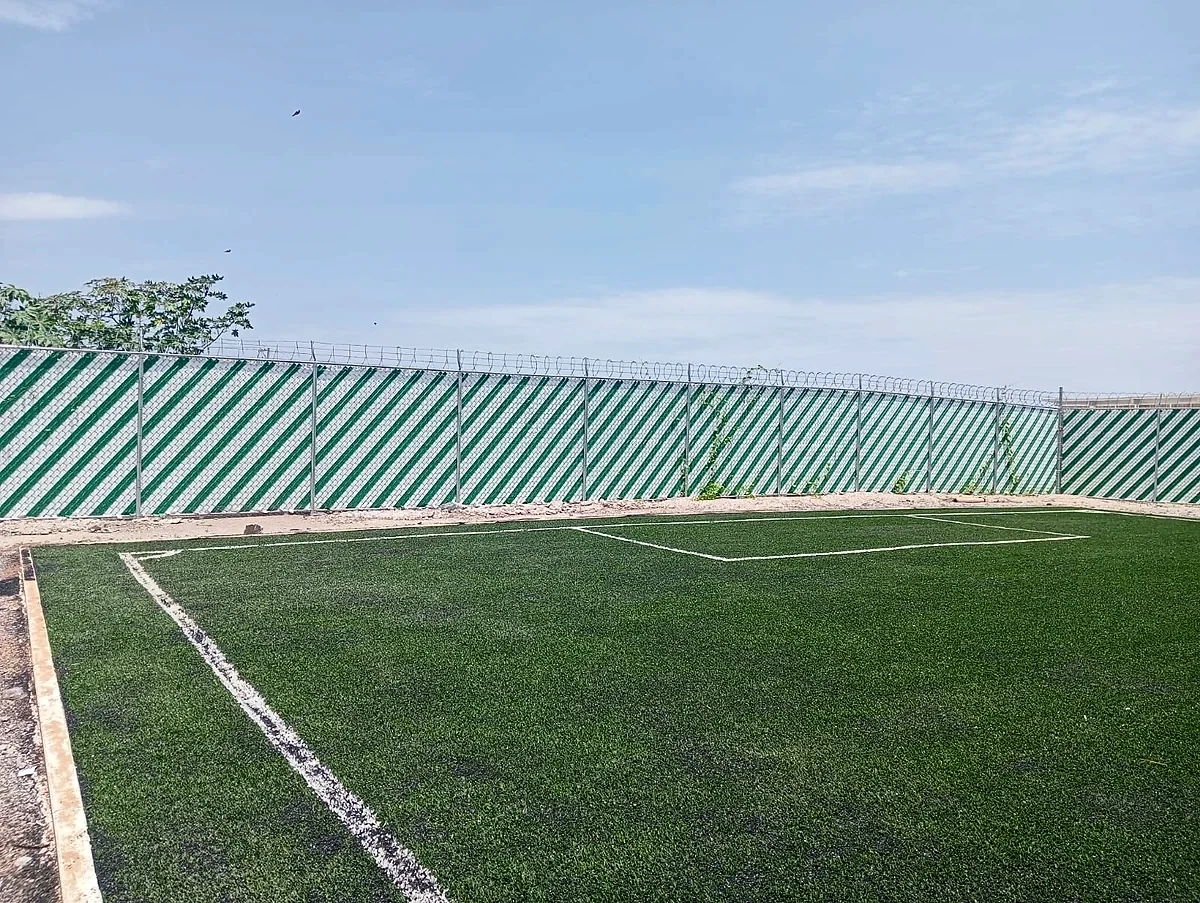 Cancha de fútbol 5 con pasto sintético en Manzanillo, Colima: la cancha desde la línea lateral