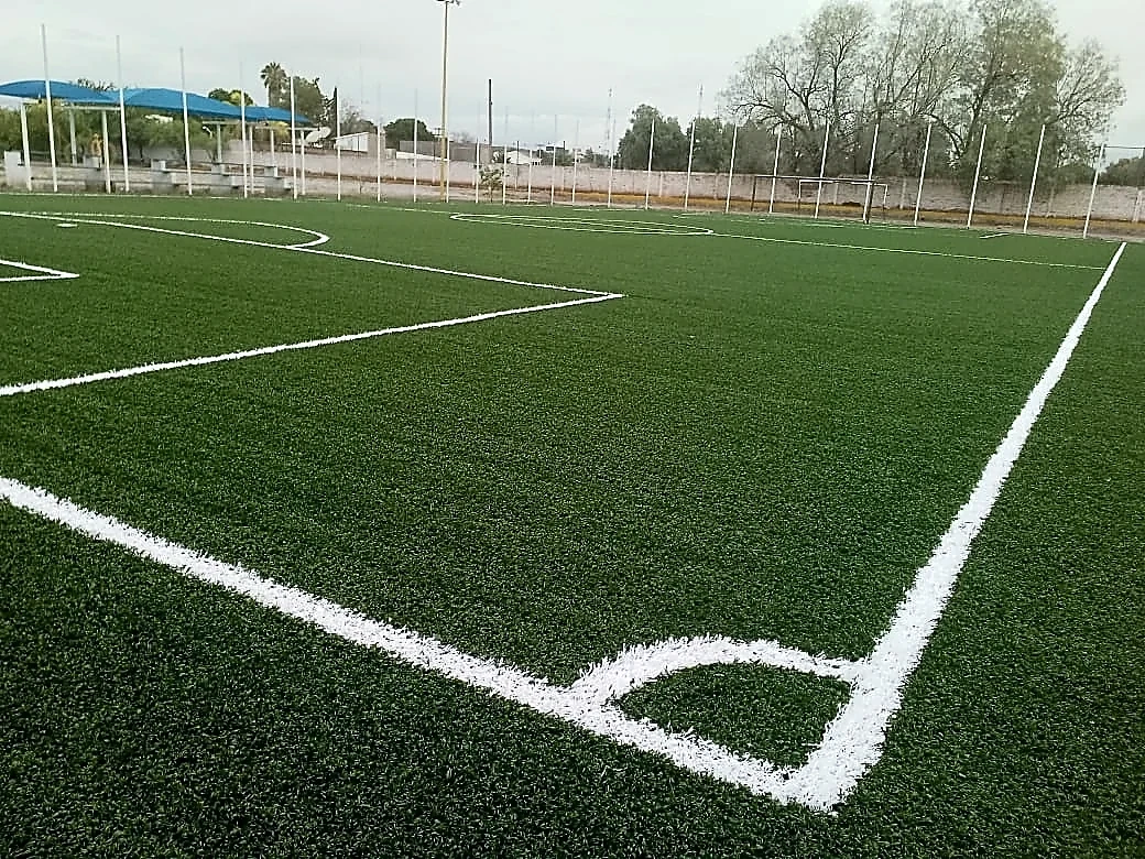 Cancha de fútbol 5 con pasto sintético en Gómez Palacio, Durango: la cancha desde la línea lateral