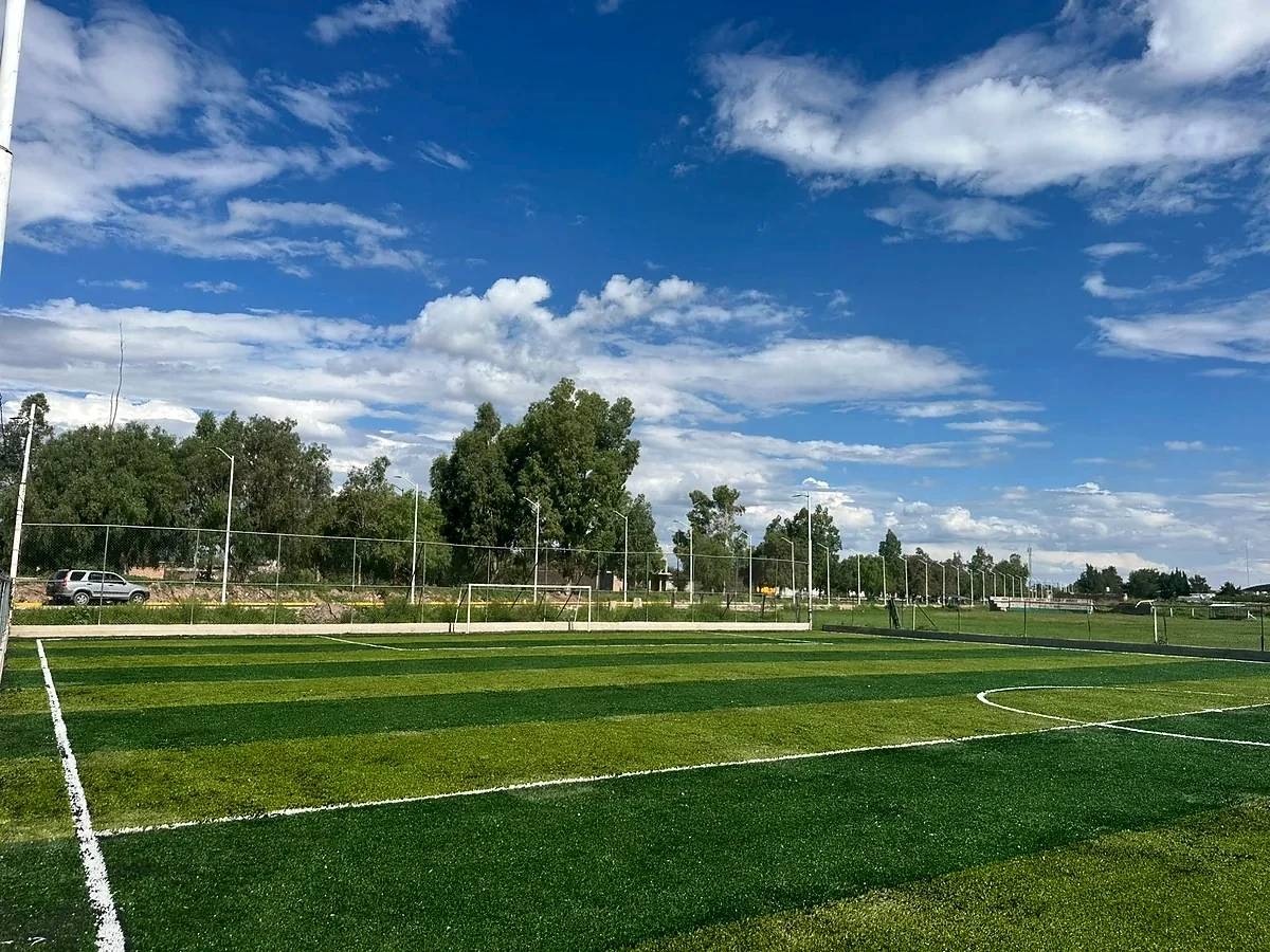 Cancha de fútbol 7 con pasto sintético en Cancha la Prepa, Canatlán, Durango: líneas de juego insertadas en el mismo pasto