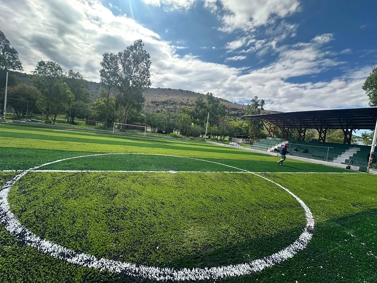 Cancha de fútbol 7 con pasto sintético en Cancha la Prepa, Canatlán, Durango: otra vista de la cancha de fútbol 7