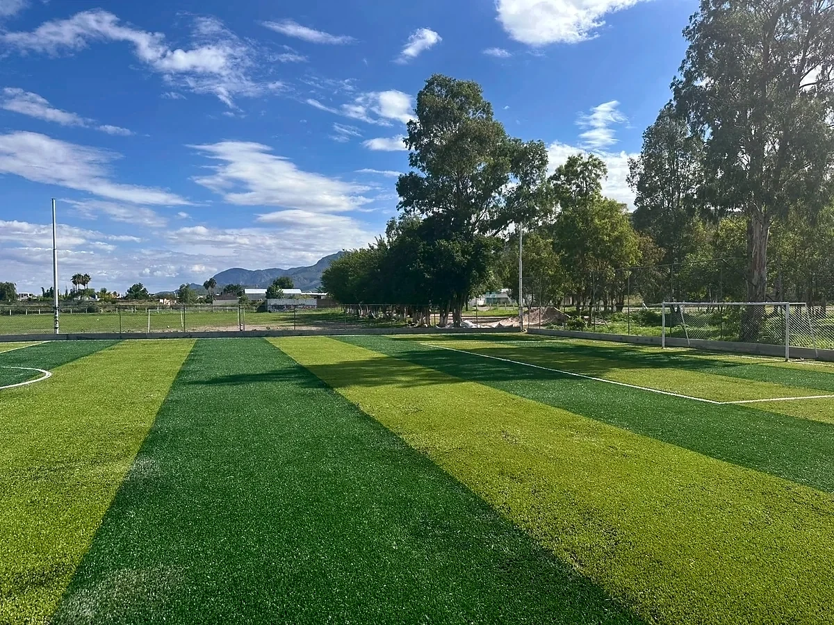 Cancha de fútbol 7 con pasto sintético en Cancha la Prepa, Canatlán, Durango: pasto sintético deportivo recién cepillado