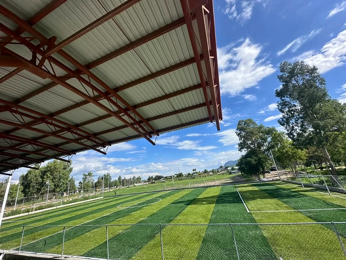 Cancha de fútbol 7 con pasto sintético en Cancha la Prepa, Canatlán, Durango: la cancha desdel fondo