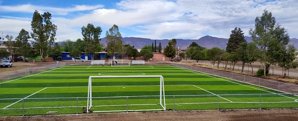 Cancha de fútbol 7 con pasto sintético en Escuela Primaria 20 de Noviembre, José Guadalupe Aguilera, Durango: líneas de juego insertadas en el mismo pasto
