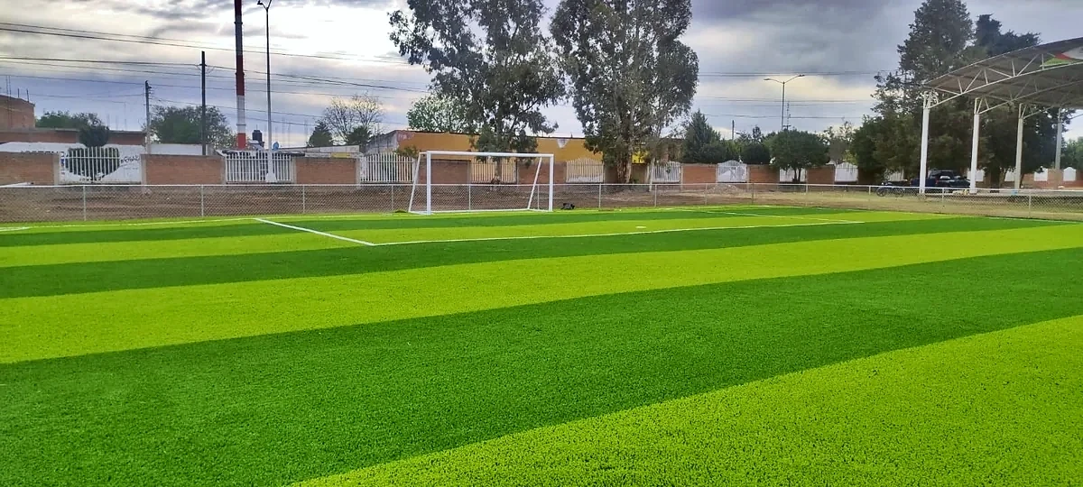 Cancha de fútbol 7 con pasto sintético en Escuela Primaria 20 de Noviembre, José Guadalupe Aguilera, Durango: otra vista de la cancha de fútbol 7