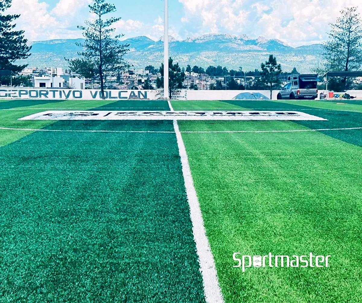 Cancha de fútbol soccer con pasto sintético en Deportivo Volcán, Santiago Papasquiaro, Durango: líneas de juego insertadas en el pasto