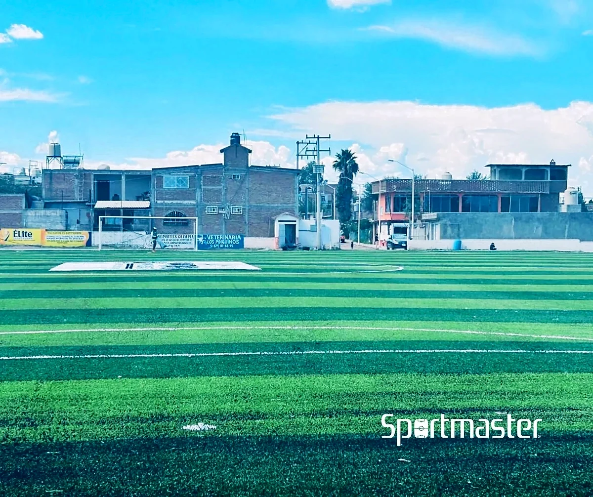 Cancha de fútbol soccer con pasto sintético en Deportivo Volcán, Santiago Papasquiaro, Durango: otra vista de la cancha