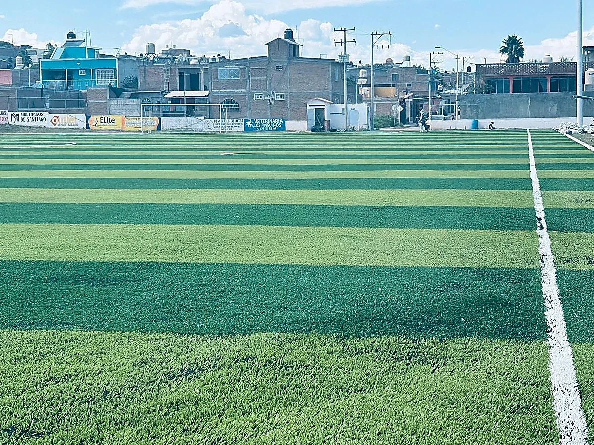 Cancha de fútbol soccer con pasto sintético en Santiago Papasquiaro, Durango: otra vista de la cancha