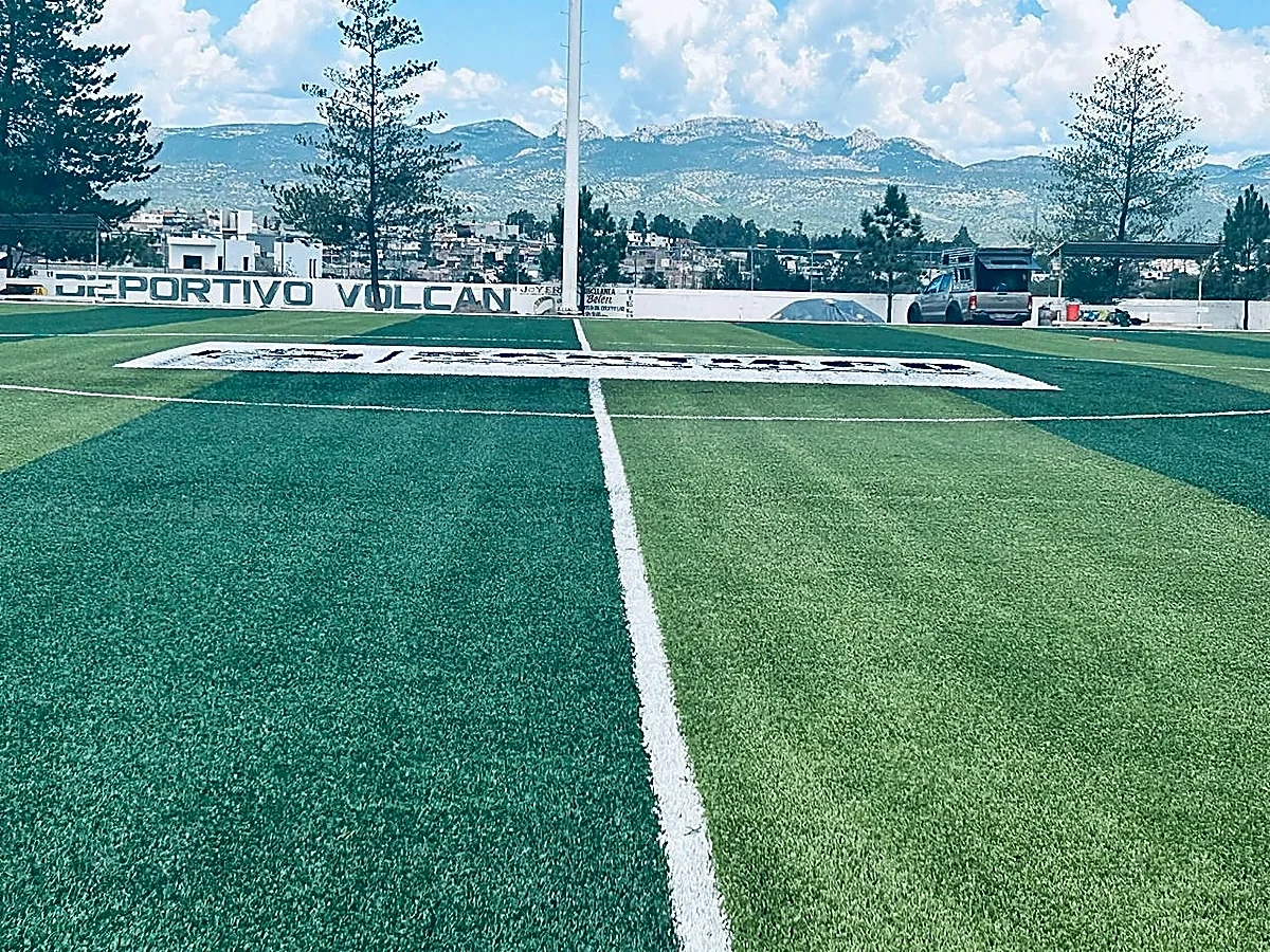 Cancha de fútbol soccer con pasto sintético en Santiago Papasquiaro, Durango: pasto sintético deportivo recién cepillado