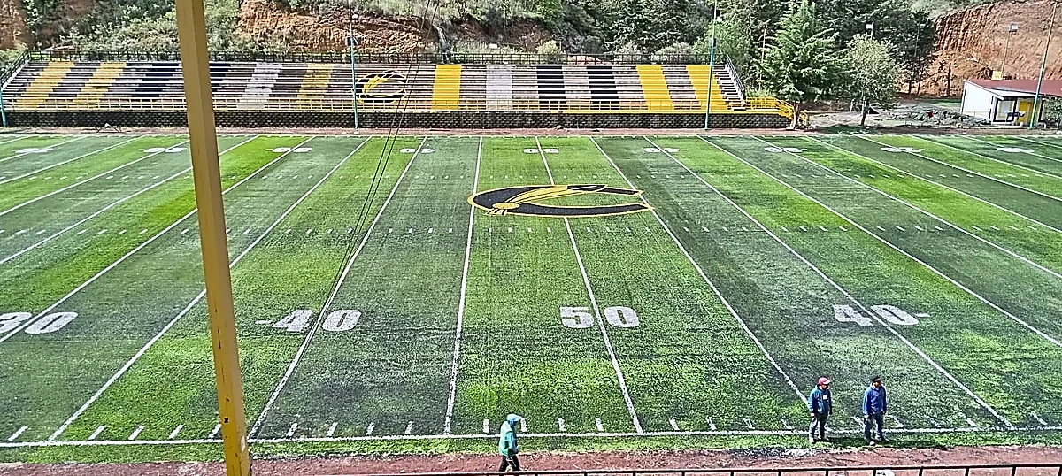Campo de fútbol americano con pasto sintético de los Comanches en Atizapán de Zaragoza