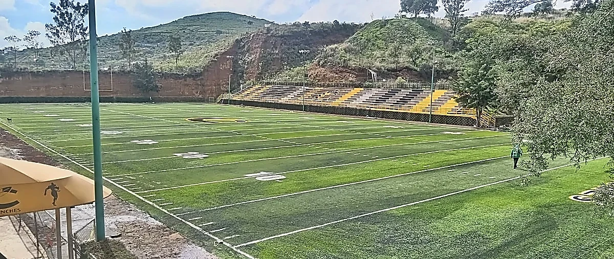 Campo de fútbol americano con pasto sintético de los Comanches entre cerros en Atizapán de Zaragoza, Estado de México