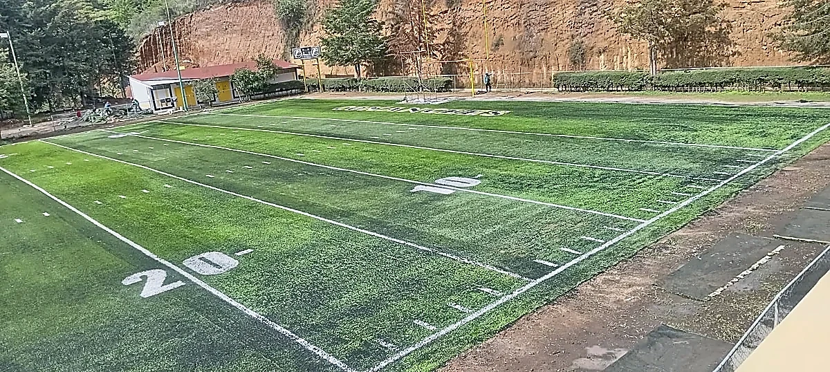 Zona de anotación con el nombre Comanches y la yarda 20 insertados en el pasto sintético en Atizapán de Zaragoza