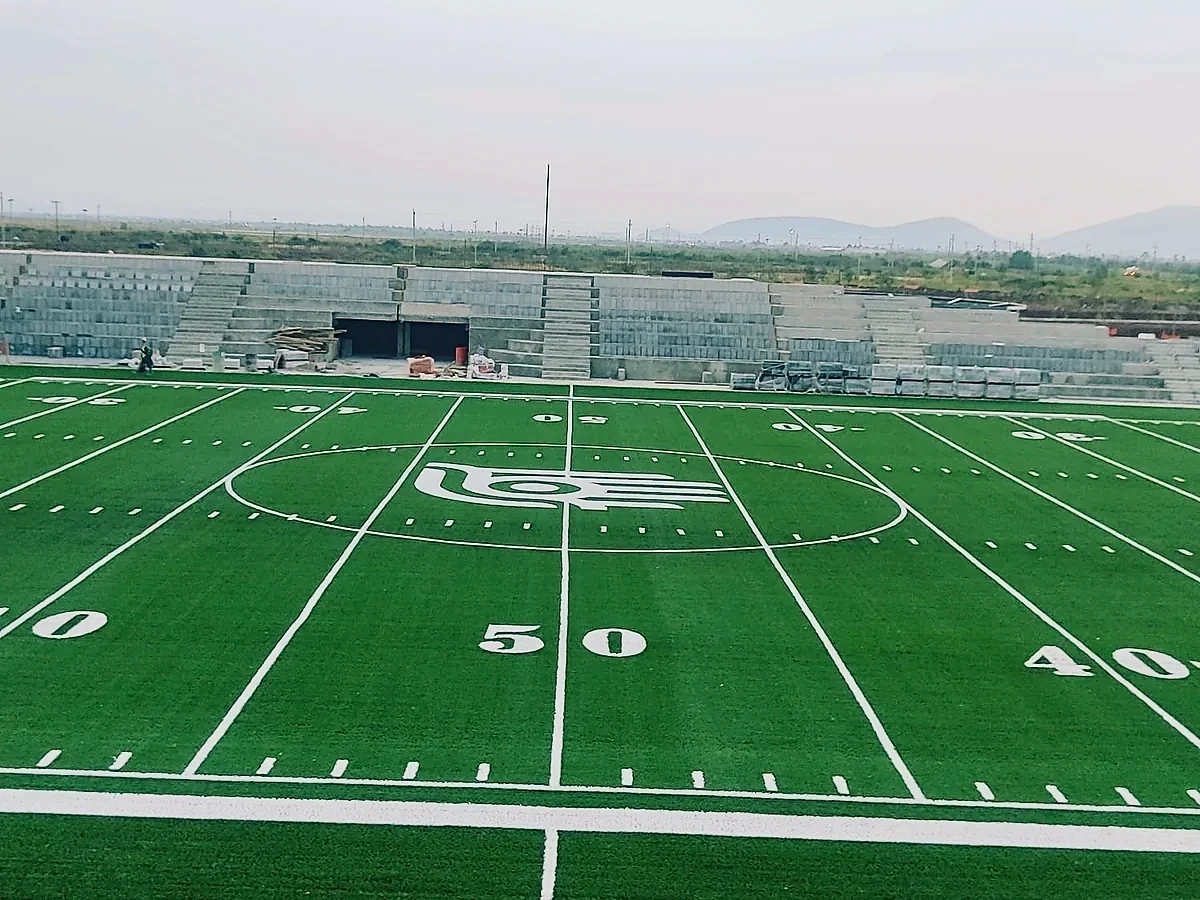 Campo de fútbol americano con pasto sintético en el Parque Ecológico Lago de Texcoco