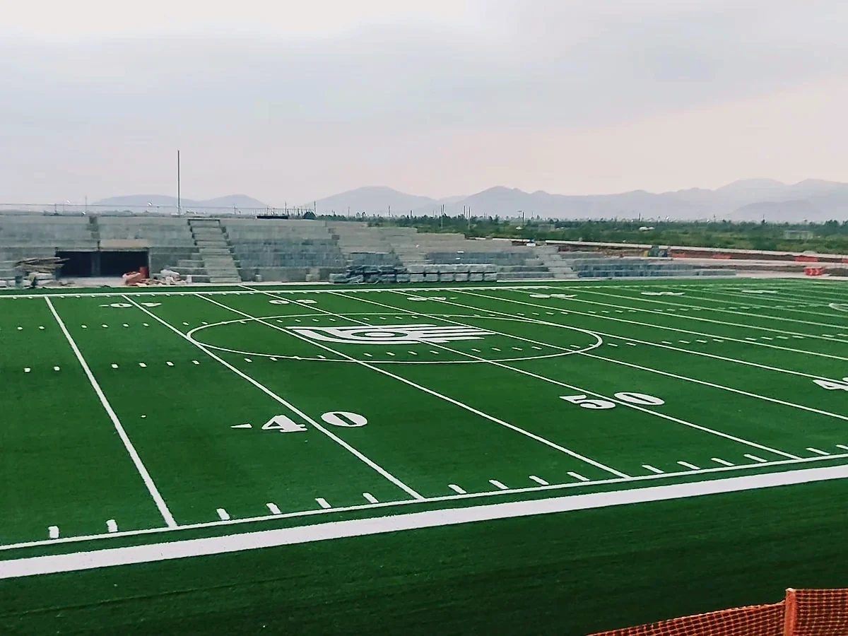 Campo de fútbol americano con pasto sintético y yardas 10, 20 y 30 insertadas en el Parque Ecológico Lago de Texcoco