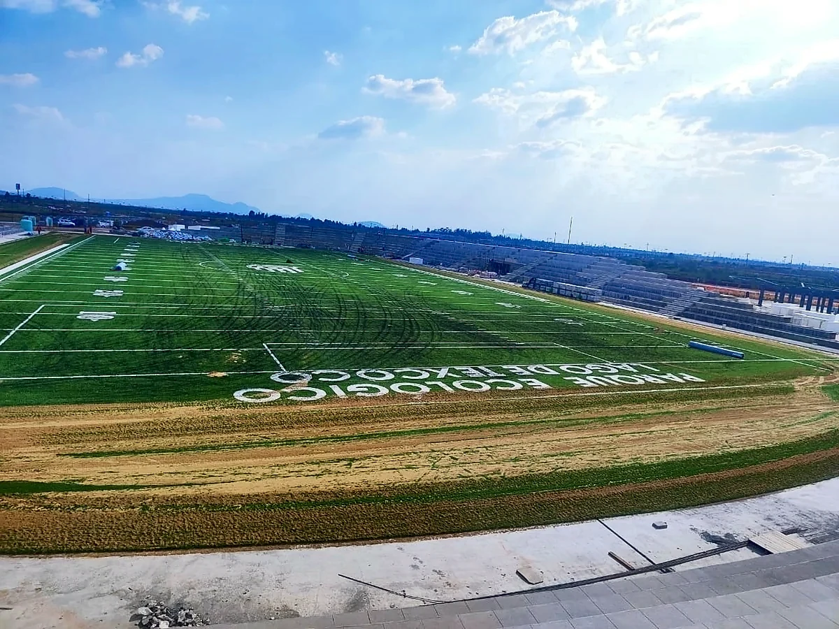 Campo de fútbol americano visto desde arriba con el nombre Parque Ecológico Lago de Texcoco insertado en la zona de anotación