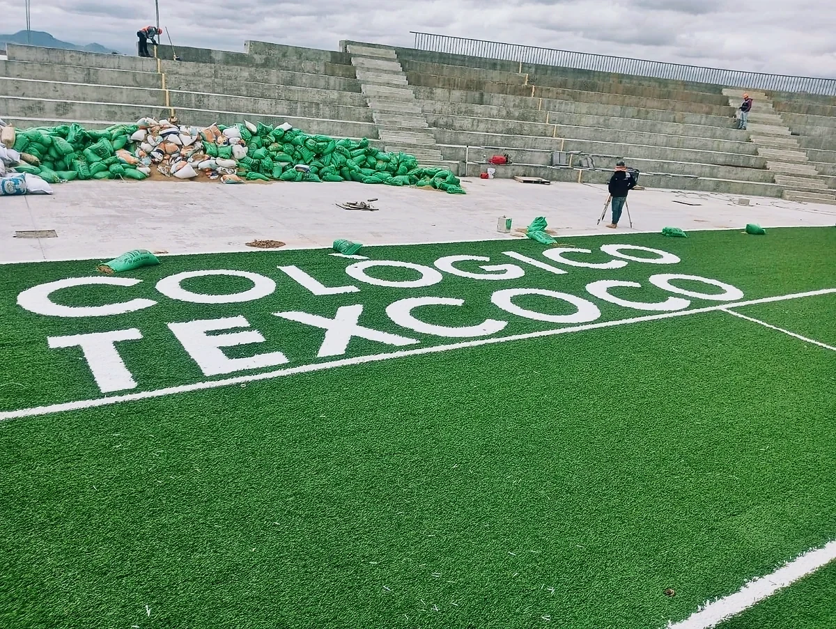 Nombre Parque Ecológico Texcoco insertado en el pasto sintético de la zona de anotación del campo de fútbol americano