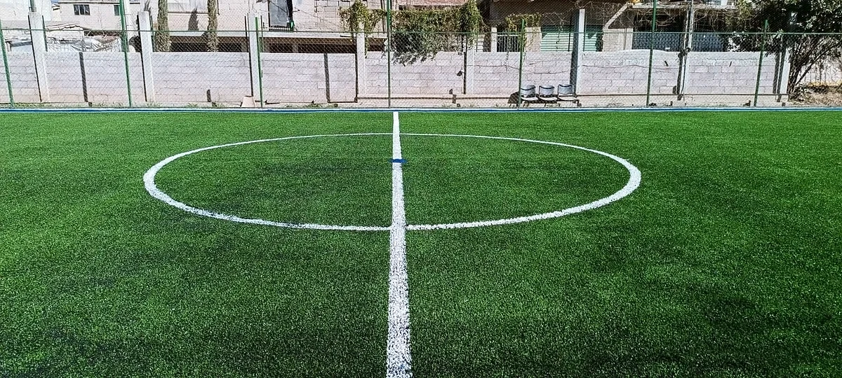 Cancha de fútbol 5 con pasto sintético en Cancha Monumental San Pablo, Chimalhuacán, Estado de México: líneas insertadas en el pasto sintético