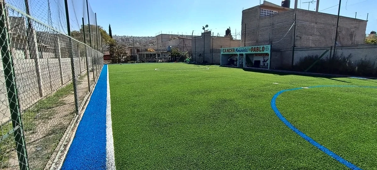 Cancha de fútbol 5 con pasto sintético en Cancha Monumental San Pablo, Chimalhuacán, Estado de México: pasto sintético deportivo recién cepillado