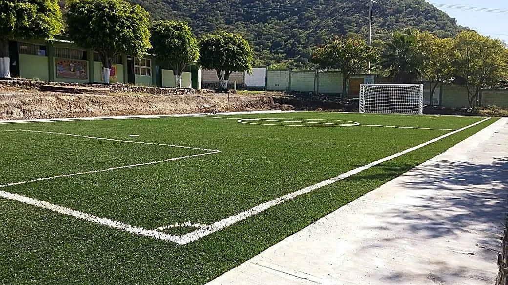 Cancha de fútbol 5 con pasto sintético en CBT Cuauhtinchán, Malinalco, Estado de México: líneas insertadas en el pasto sintético