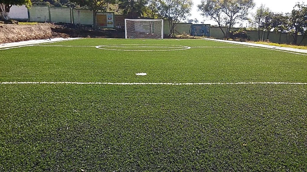Cancha de fútbol 5 con pasto sintético en CBT Cuauhtinchán, Malinalco, Estado de México: pasto sintético deportivo recién cepillado