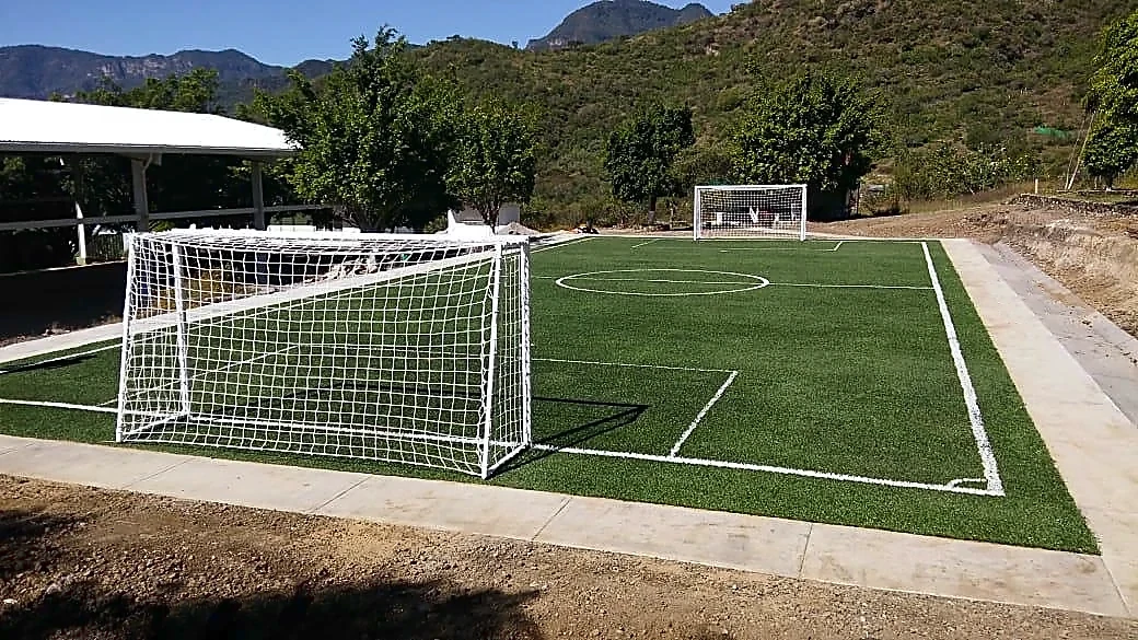 Cancha de fútbol 5 con pasto sintético en CBT Cuauhtinchán, Malinalco, Estado de México: vista de la cancha y su entorno