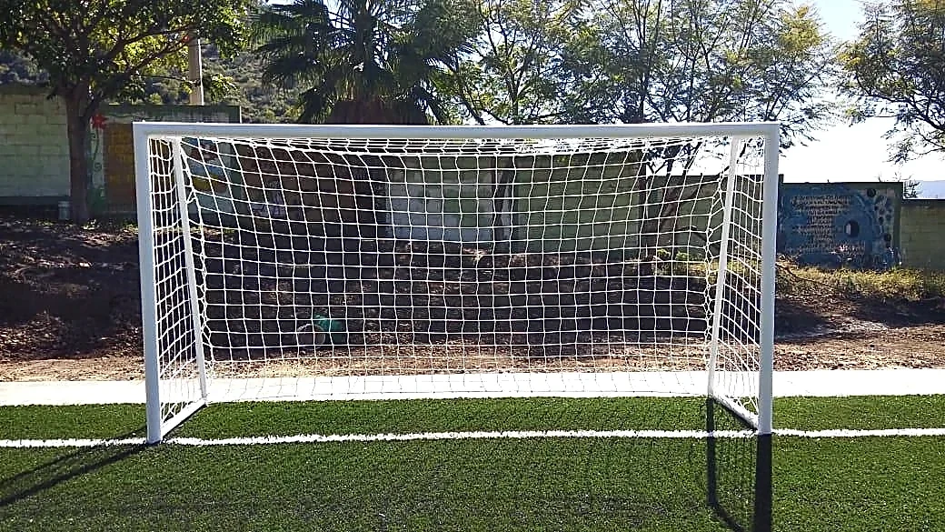Detalle del pasto sintético de la cancha de fútbol 5 en Malinalco, Estado de México