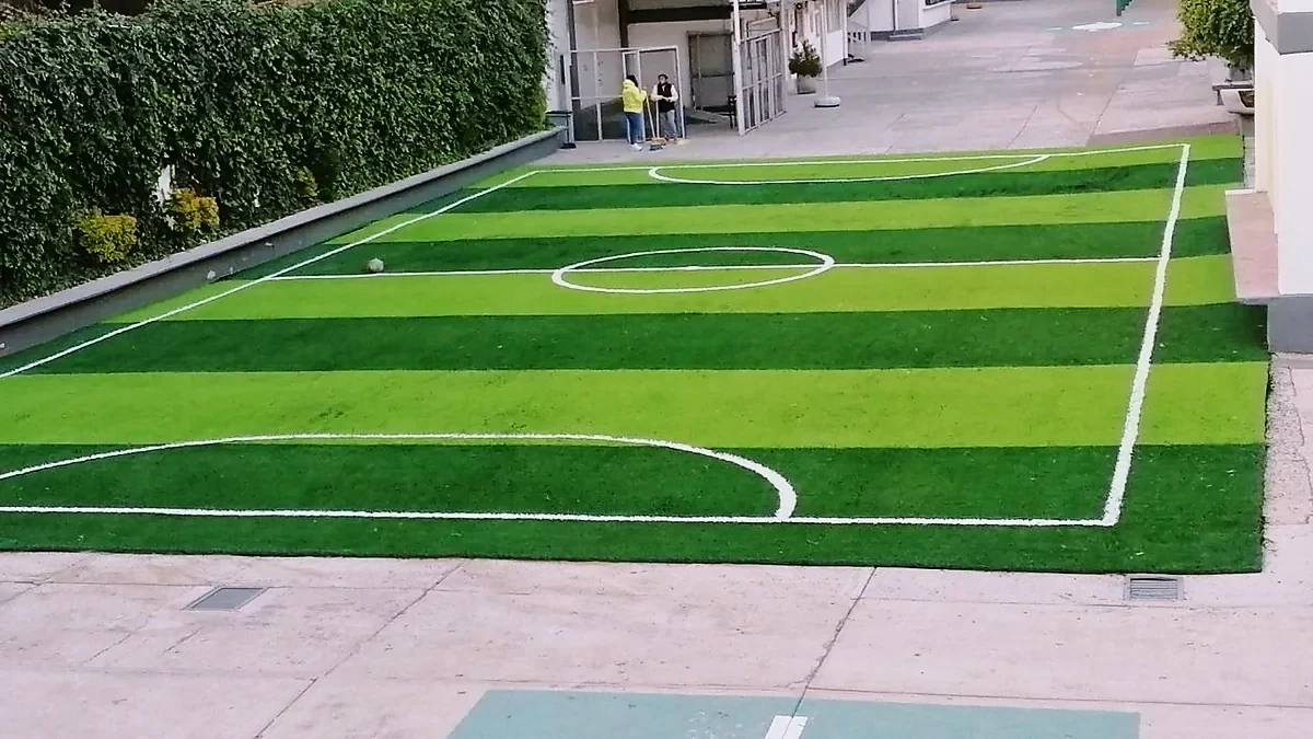 Cancha de fútbol 5 con pasto sintético en Coacalco, Estado de México: la cancha desde la línea lateral