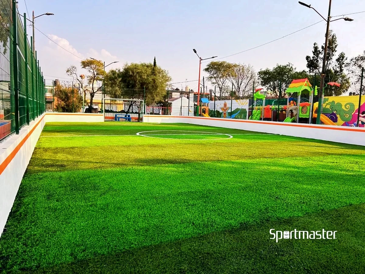 Detalle del pasto sintético de la cancha de fútbol 5 en Ecatepec, Estado de México